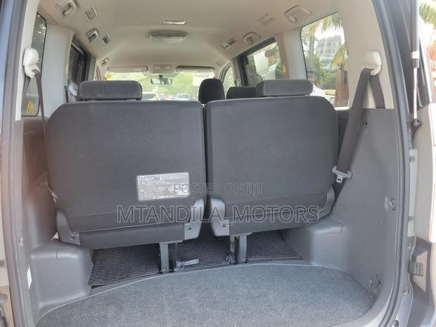 Toyota Noah 2.0 143hp AWD (7 Seater) 2009 Gray