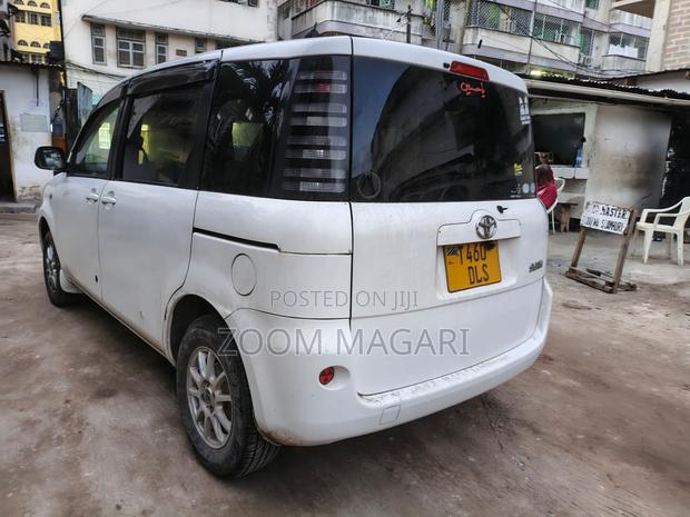 Toyota Sienta 2006 White