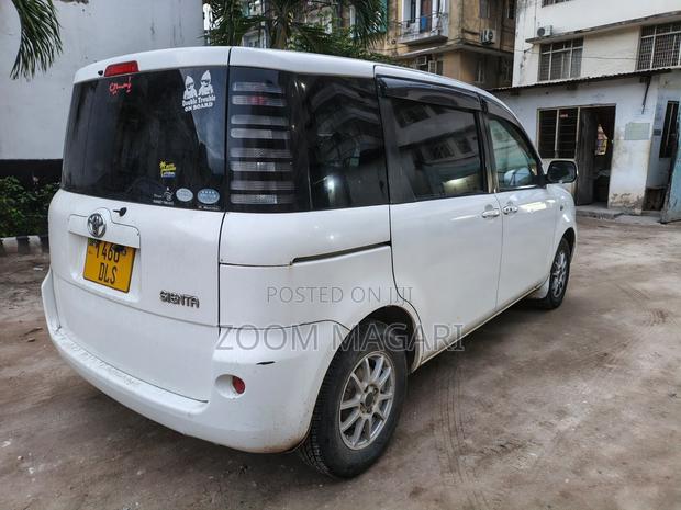 Toyota Sienta 2006 White