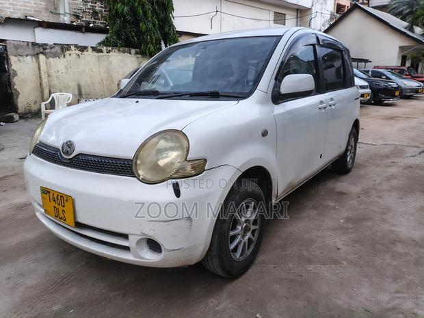 Toyota Sienta 2006 White