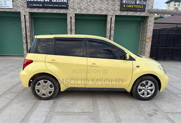 Toyota IST 2003 Yellow