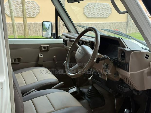 Toyota Land Cruiser 2005 White