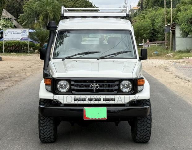 Toyota Land Cruiser 2005 White