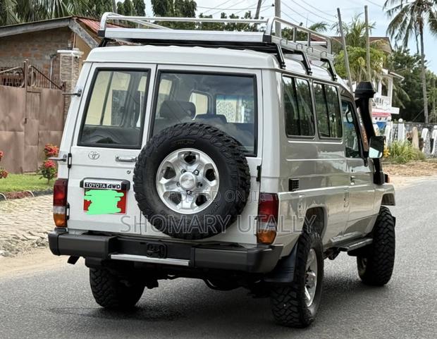 Toyota Land Cruiser 2005 White