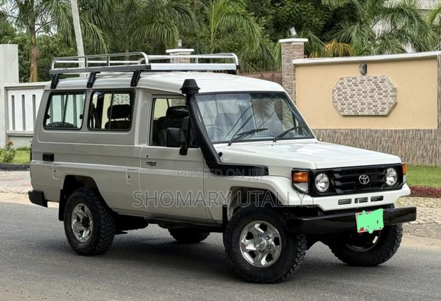 Toyota Land Cruiser 2005 White