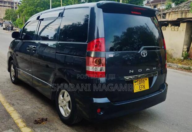 Toyota Noah 2005 Black