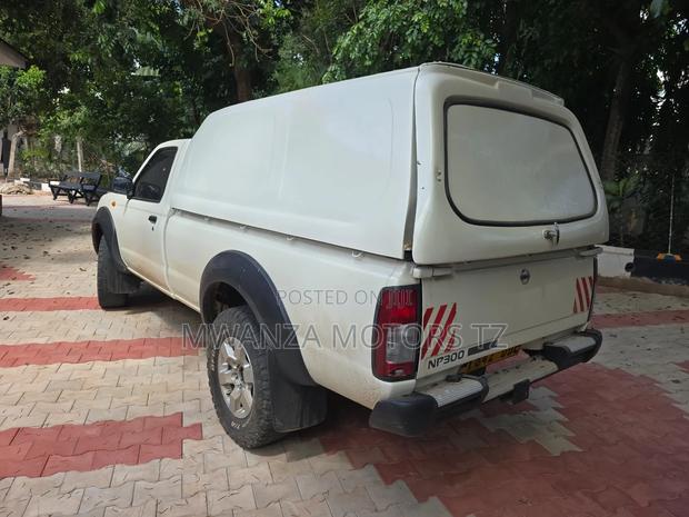 Nissan Hardbody 2014 Pearl
