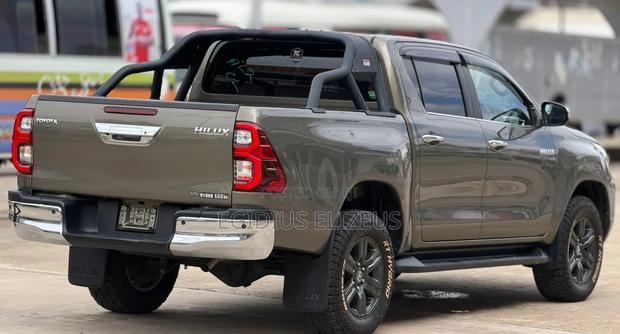 Toyota Hilux 2021 Beige