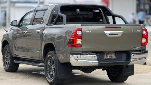 Toyota Hilux 2021 Beige