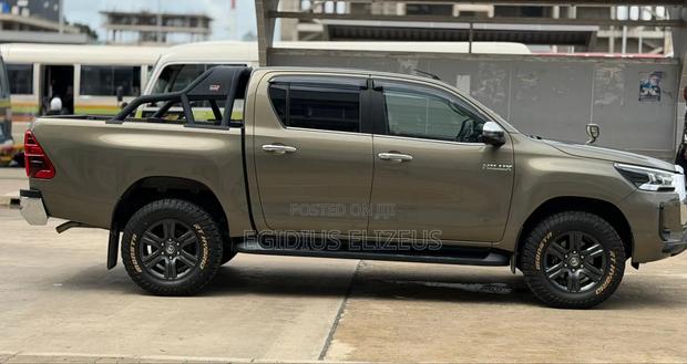 Toyota Hilux 2021 Beige