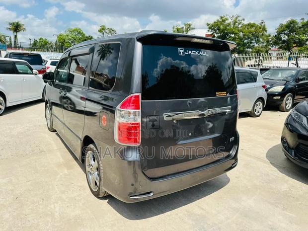 Toyota Noah 2008