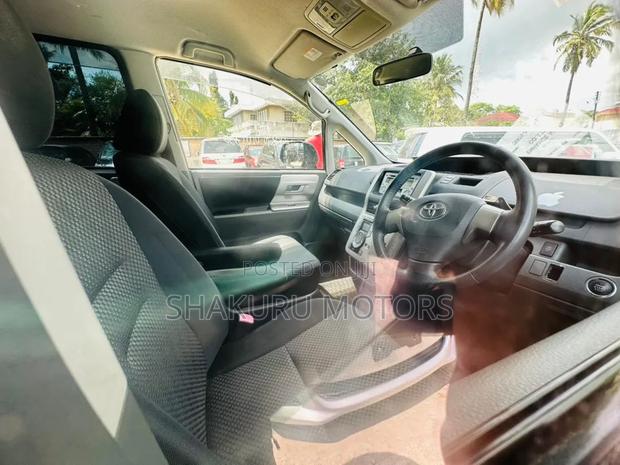 Toyota Noah 2008
