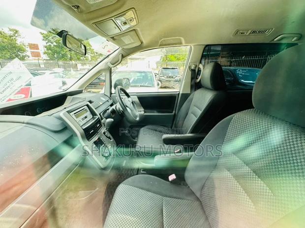 Toyota Noah 2008