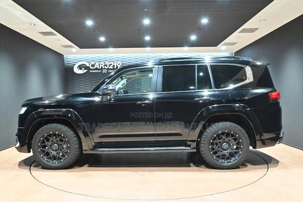 Toyota Land Cruiser LC300 2024 Black
