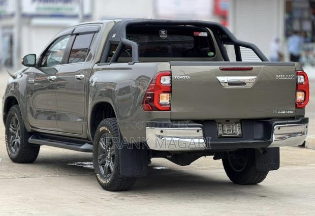 Toyota Hilux 2021 Gray