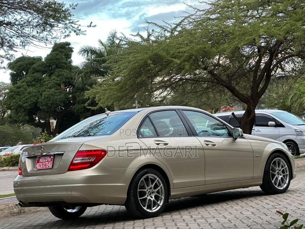 Mercedes-Benz C200 2016 Gold