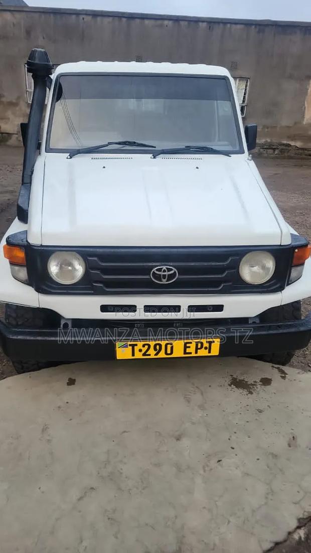 Toyota Land Cruiser 2000 White