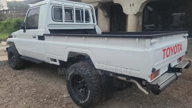 Toyota Land Cruiser 2000 White