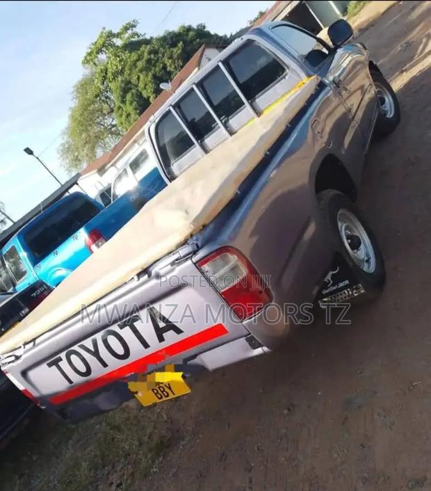 Toyota Hilux 2000 Gray