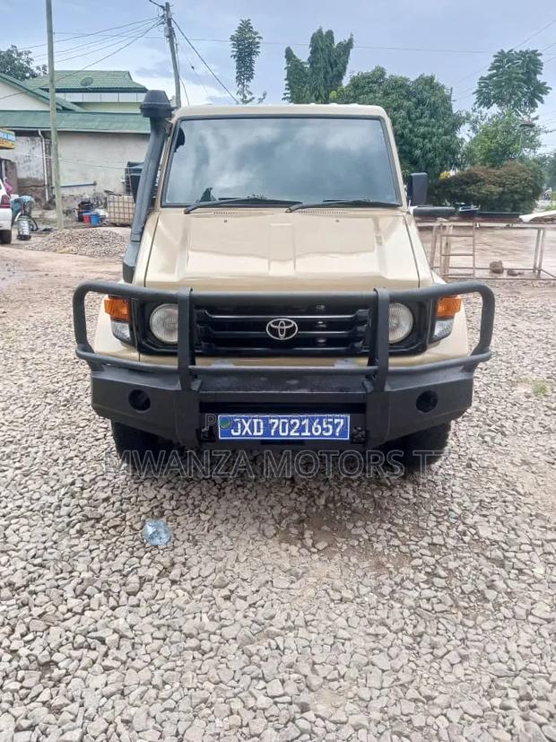 Toyota Land Cruiser 2005 Beige