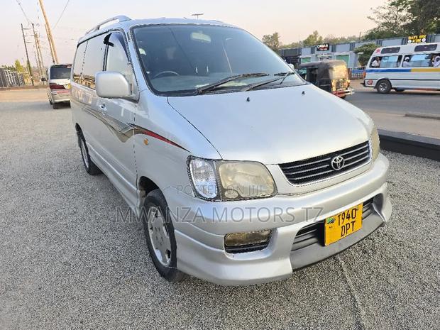 Toyota Noah 2004 Silver