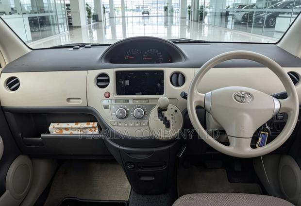 Toyota Sienta 2011 Brown