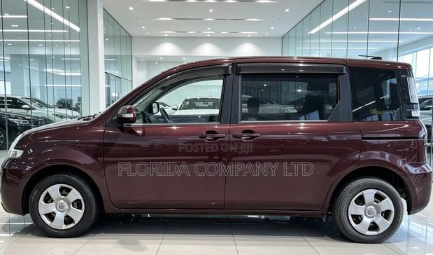 Toyota Sienta 2011 Brown