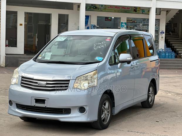 Toyota Noah 2011 Blue
