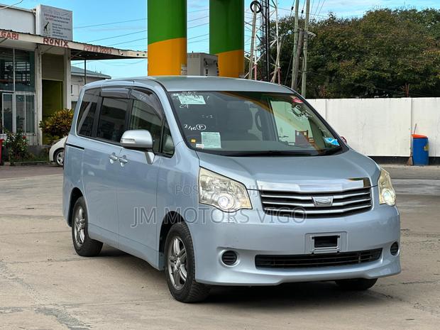 Toyota Noah 2011 Blue
