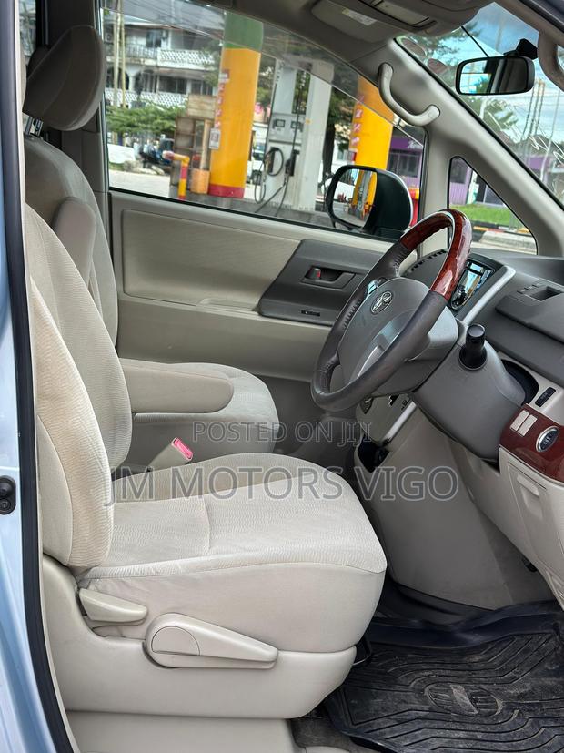 Toyota Noah 2011 Blue