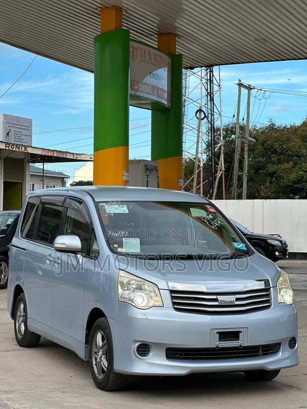Toyota Noah 2011 Blue