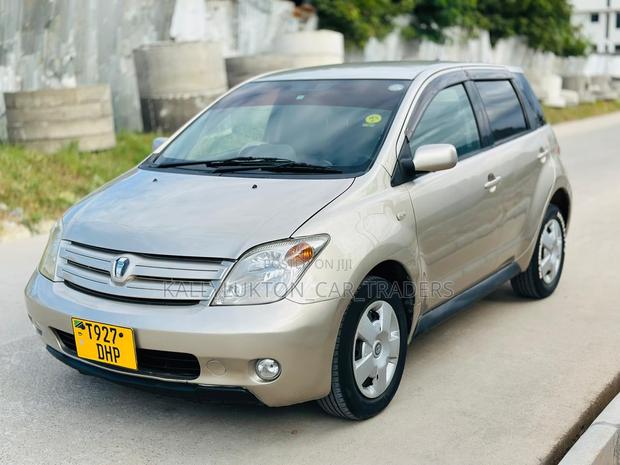 Toyota IST 2005 Gold