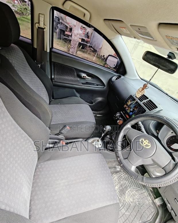 Toyota IST 2010 Silver