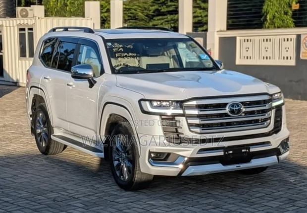 Toyota Land Cruiser LC300 2022 White
