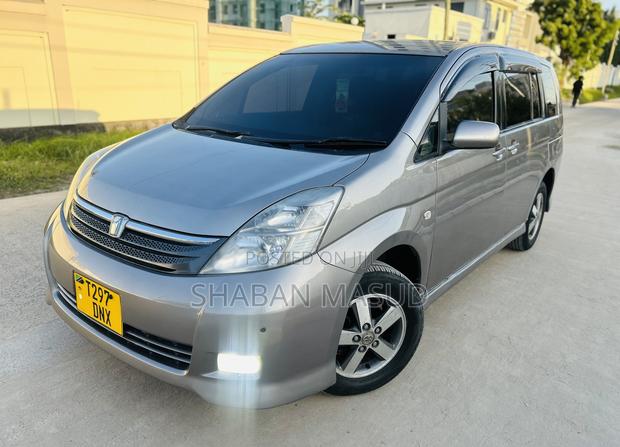 Toyota ISIS 1.8 L 2009 Gray