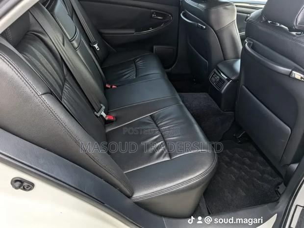 Toyota Crown 2006 White