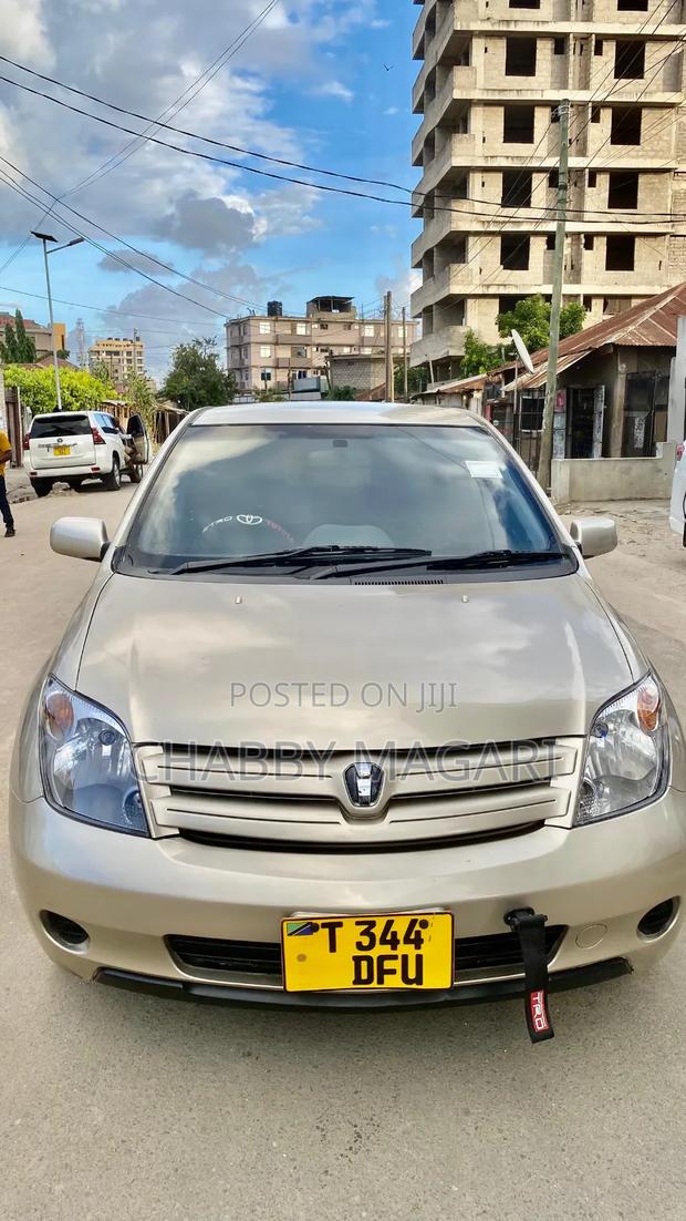Toyota IST 2004 Gold