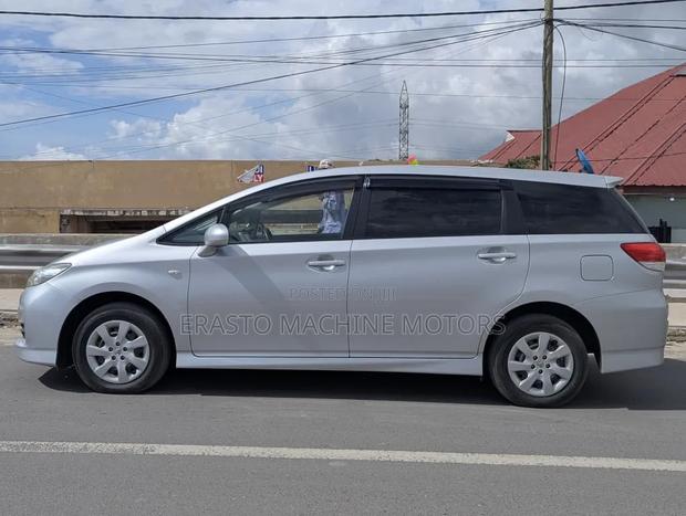 Toyota Wish 2011 Silver