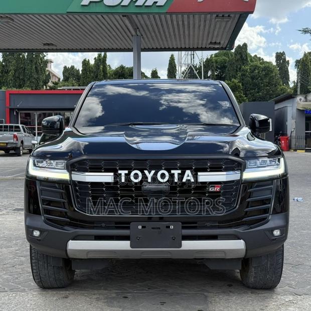 Toyota Land Cruiser LC300 2023 Black