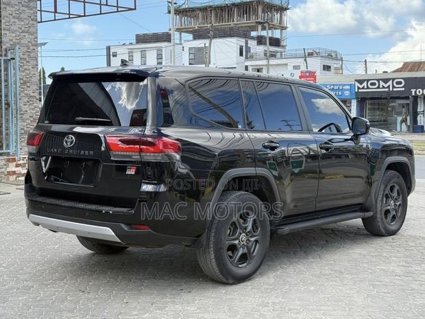 Toyota Land Cruiser LC300 2023 Black