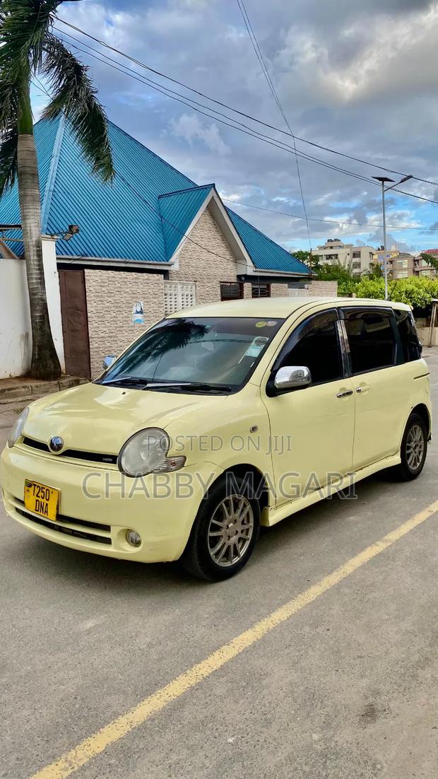 Toyota Sienta 1.5 FWD 2006 Yellow