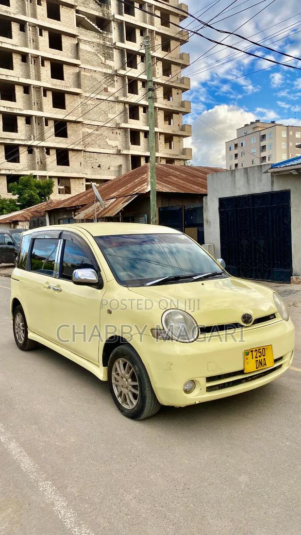 Toyota Sienta 1.5 FWD 2006 Yellow