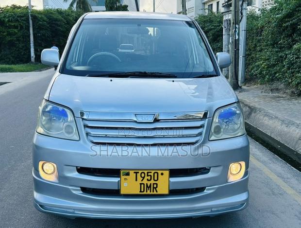 Toyota Noah 2.0 AWD (8 Seater) 2005 Silver
