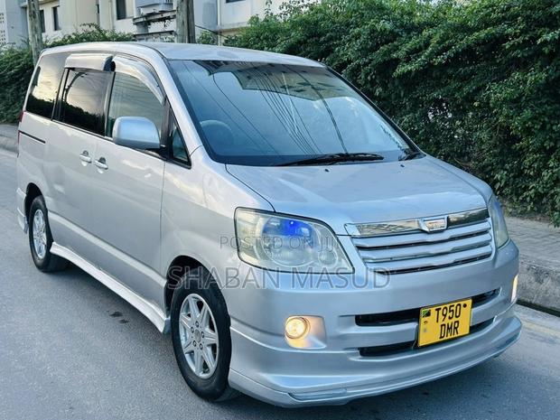 Toyota Noah 2.0 AWD (8 Seater) 2005 Silver