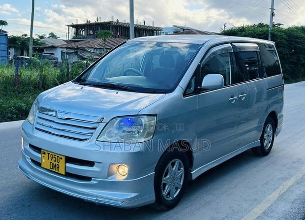 Toyota Noah 2.0 AWD (8 Seater) 2005 Silver