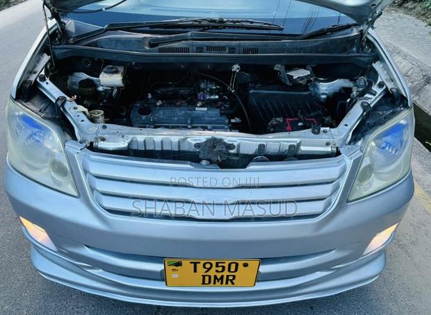 Toyota Noah 2.0 AWD (8 Seater) 2005 Silver