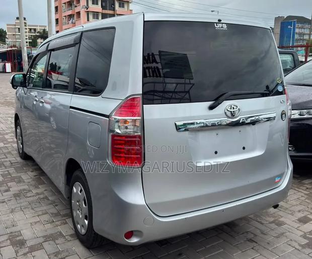 Toyota Noah 2009 Silver
