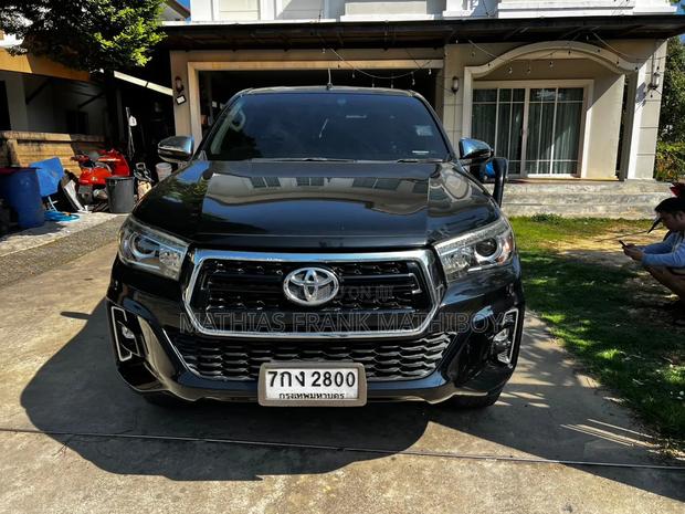 Toyota Hilux 2017 Matt Black