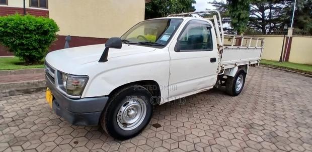Toyota Hilux 2001 White