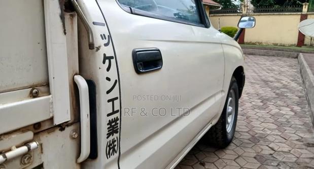 Toyota Hilux 2001 White